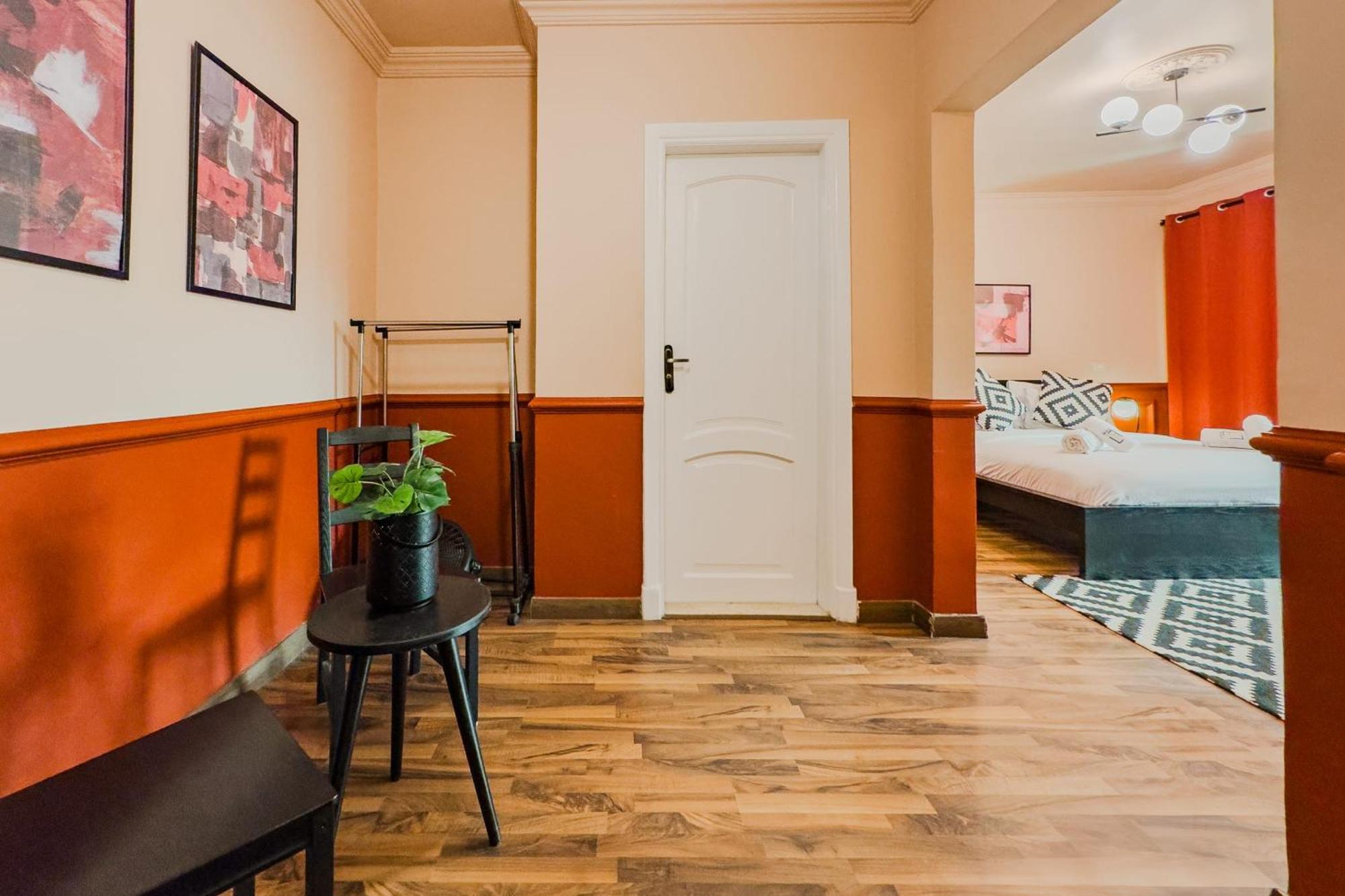Distinct & Decent 2 Bdr Steps From Nightlife And Airport Apartamento