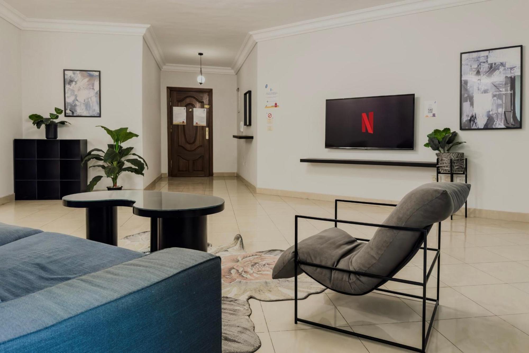 Distinct & Decent 2 Bdr Steps From Nightlife And Airport * El Cairo