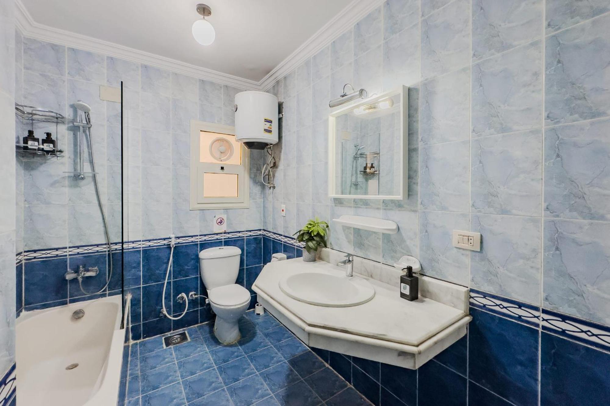 Distinct & Decent 2 Bdr Steps From Nightlife And Airport El Cairo
