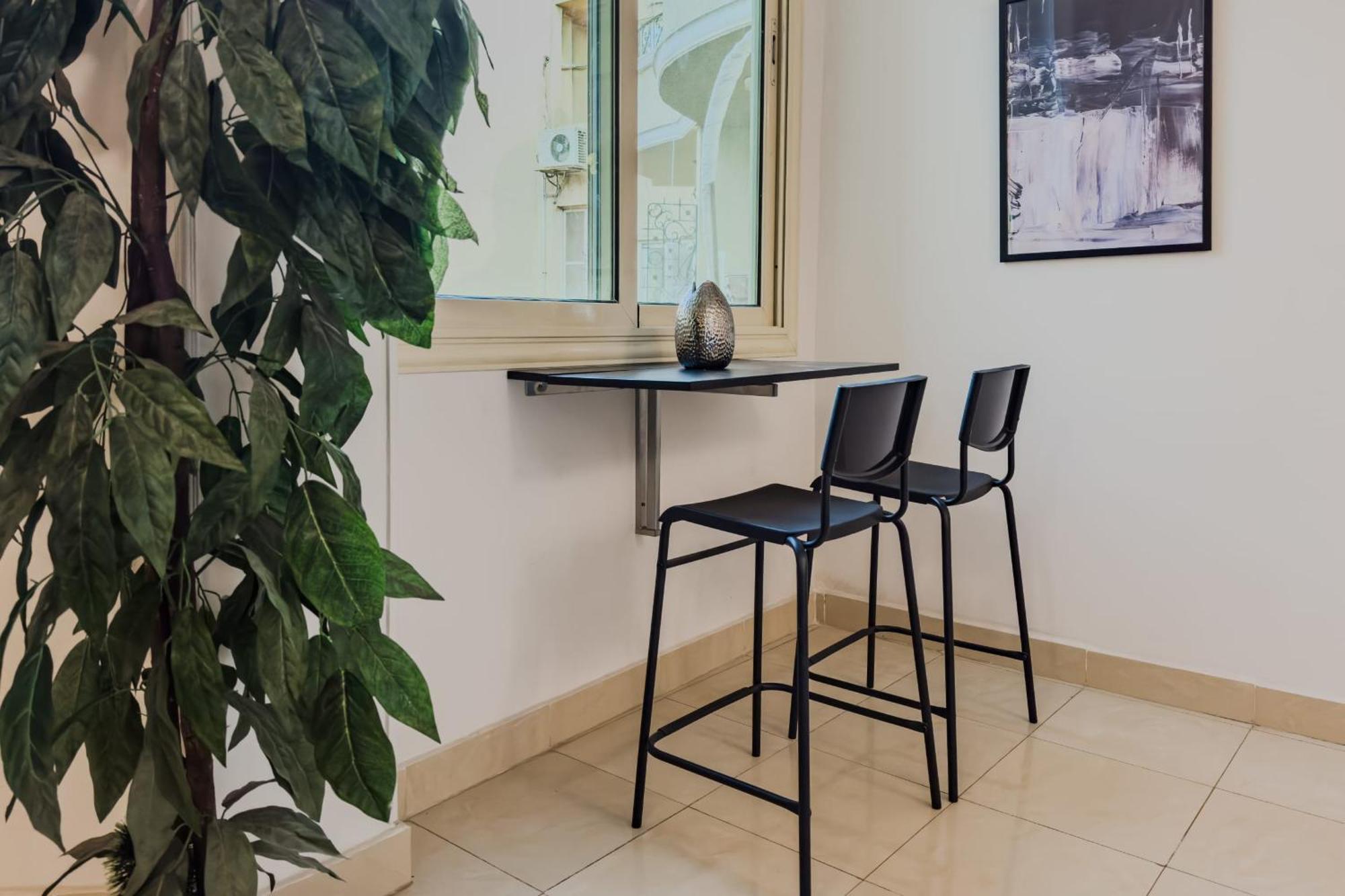 Distinct & Decent 2 Bdr Steps From Nightlife And Airport Apartamento *