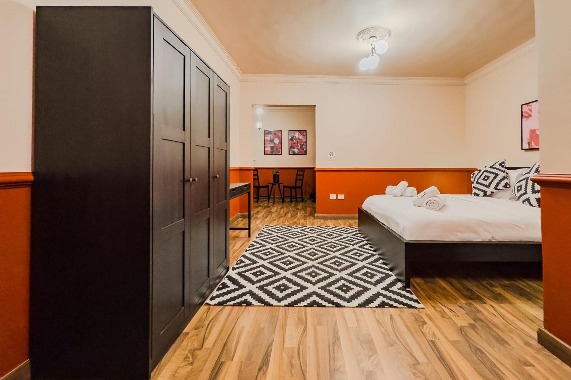 Distinct & Decent 2 Bdr Steps From Nightlife And Airport El Cairo