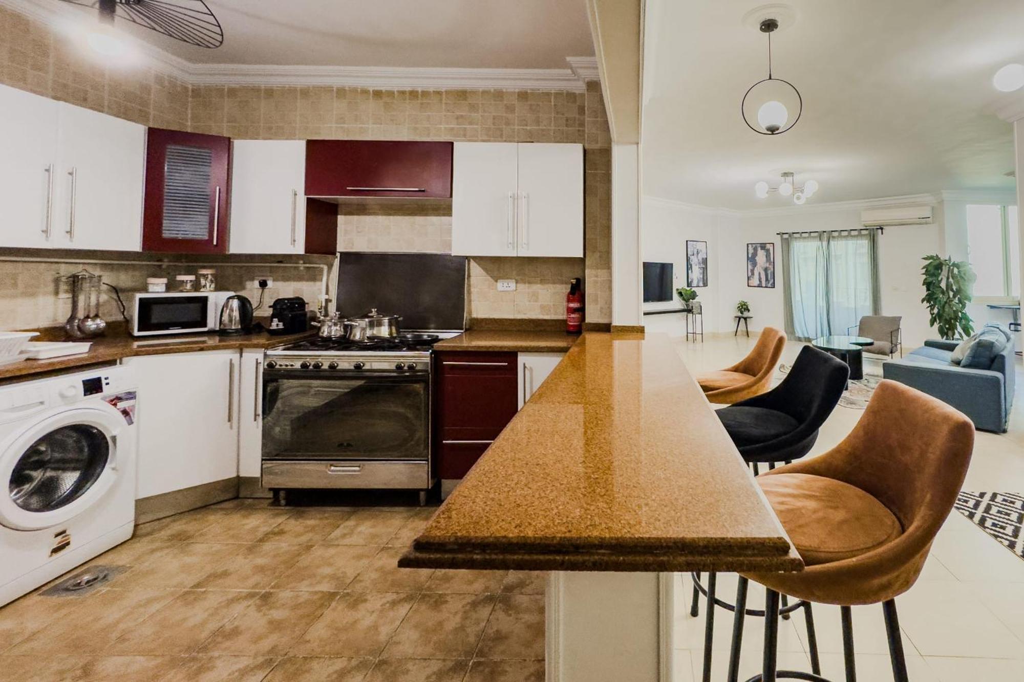 Distinct & Decent 2 Bdr Steps From Nightlife And Airport Apartamento El Cairo