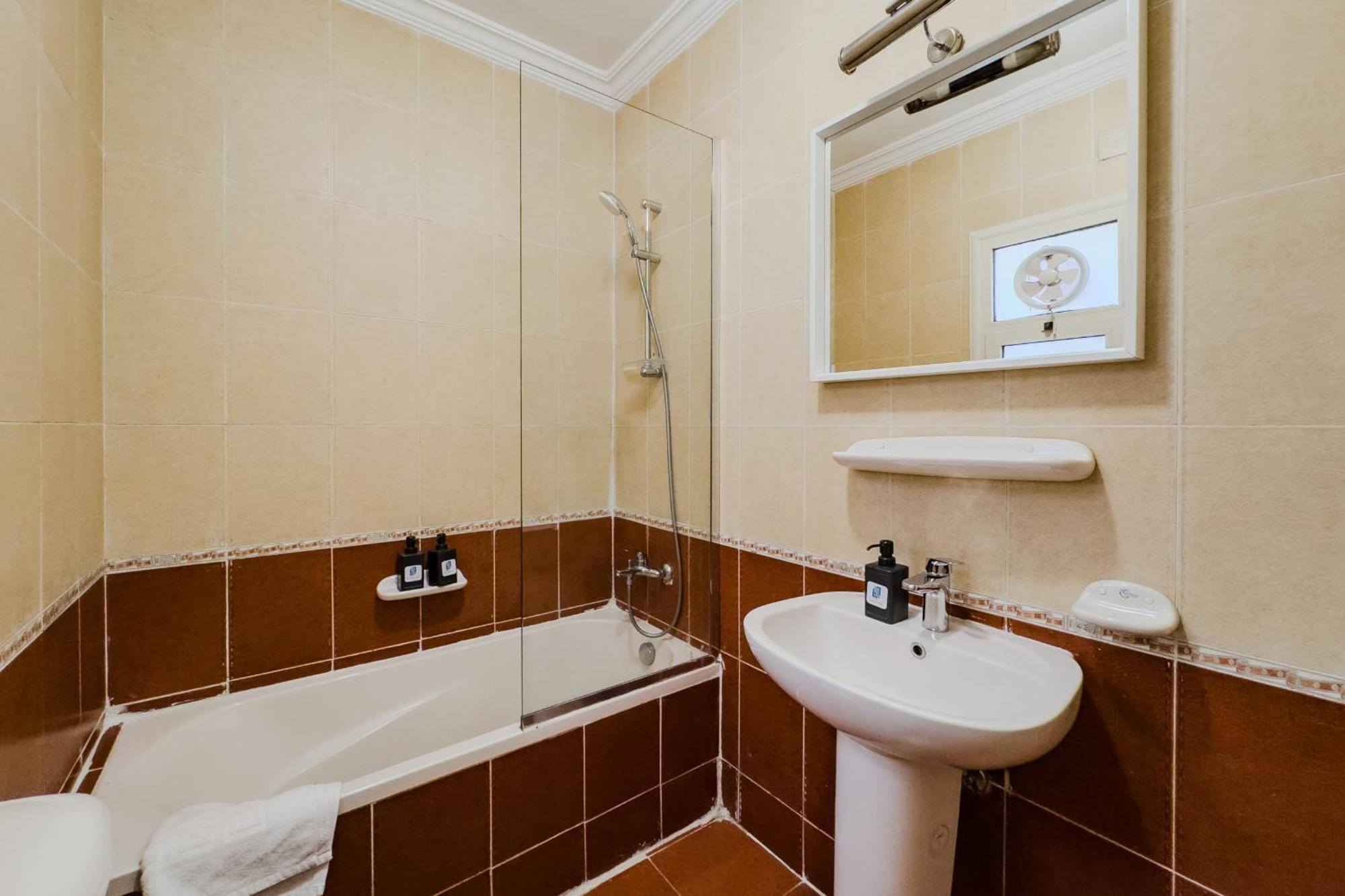 Distinct & Decent 2 Bdr Steps From Nightlife And Airport *